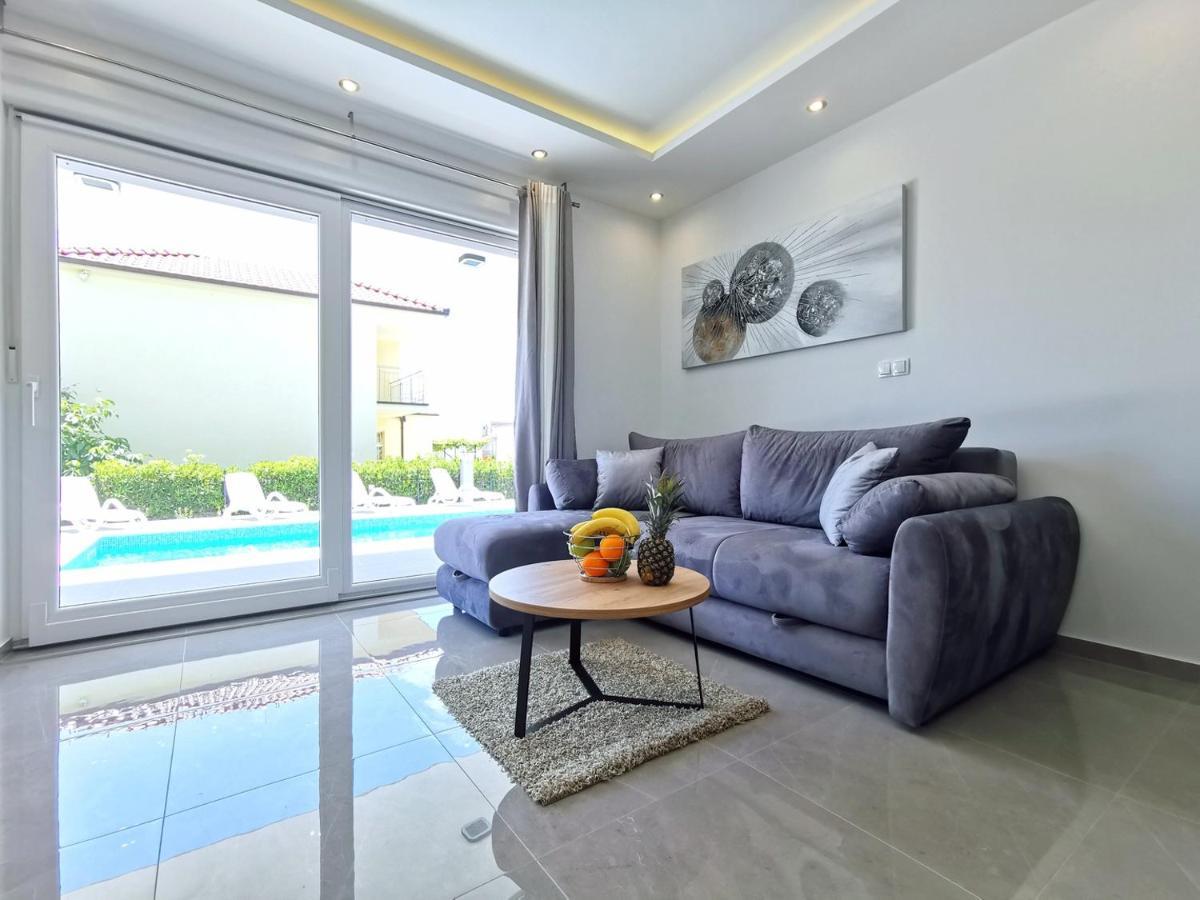 Seka Apartments With A Pool Kaštela Exterior foto